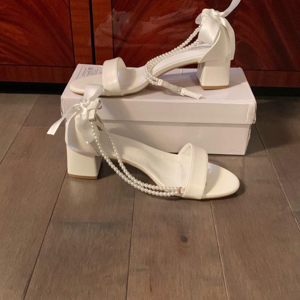 NWOT Beautiful white sandals